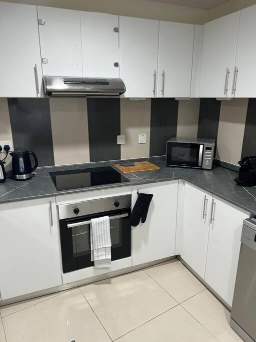1 Bed Apartment With Sea View, Pool, Gym & Free Parking In Dubai Marina Esterno foto