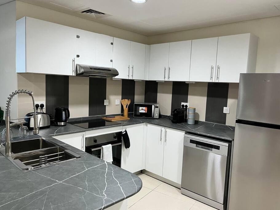 1 Bed Apartment With Sea View, Pool, Gym & Free Parking In Dubai Marina Esterno foto