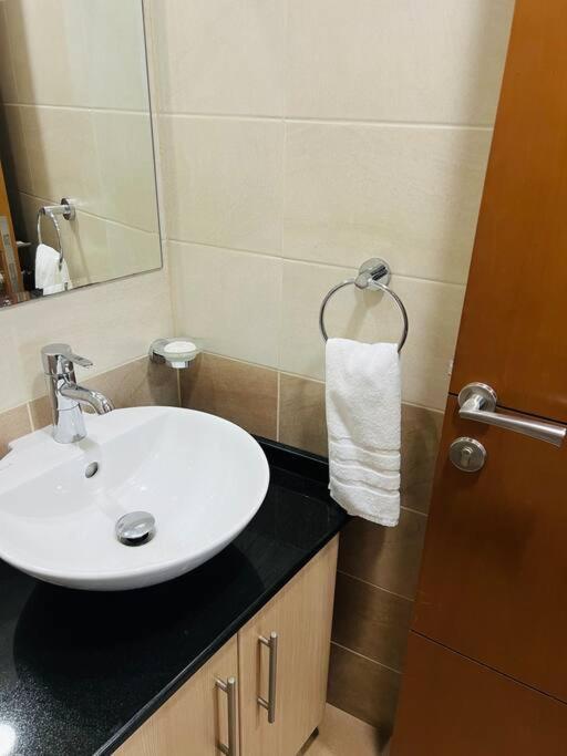 1 Bed Apartment With Sea View, Pool, Gym & Free Parking In Dubai Marina Esterno foto