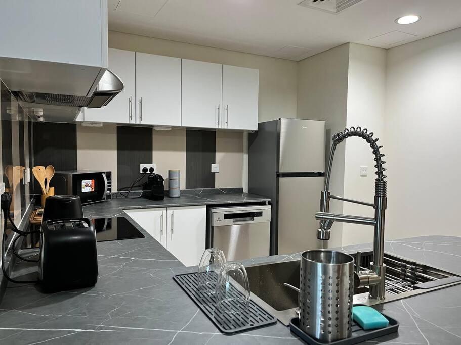 1 Bed Apartment With Sea View, Pool, Gym & Free Parking In Dubai Marina Esterno foto